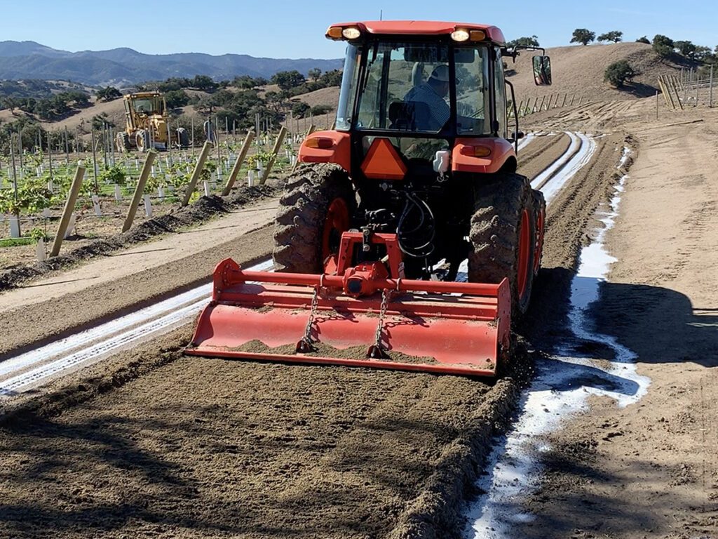 Mezzo agricolo al lavoro per stabilizzare terreno